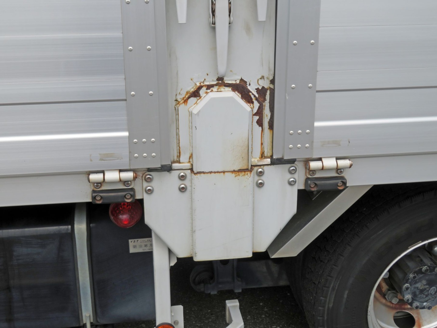 中柱にサビがあります。(運転席側も同様です)|日野 レンジャー 2KG-FD2ABG(2WD)の写真17