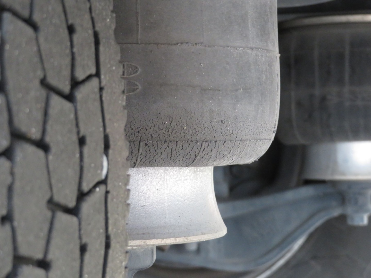 エアサスのベローズにヒビが入っています。|日野 レンジャー 2KG-FD2ABG(2WD)の写真18