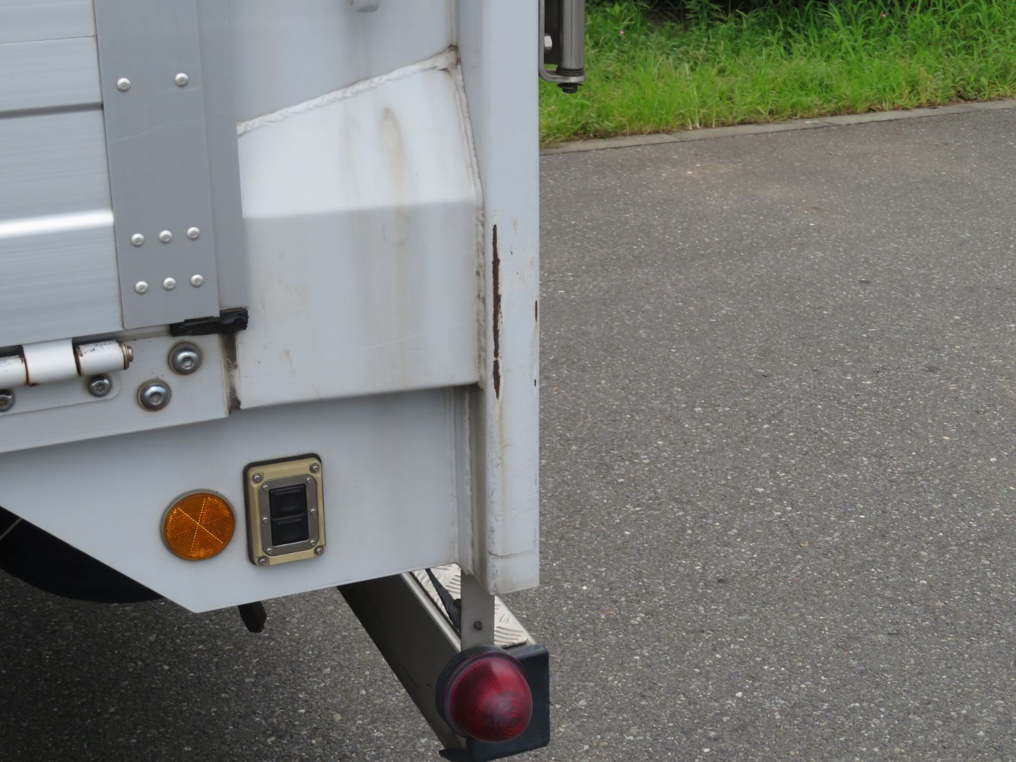 門口ポスト助手席側にキズ・サビがあります。|日野 レンジャー 2KG-FD2ABG(2WD)の写真19