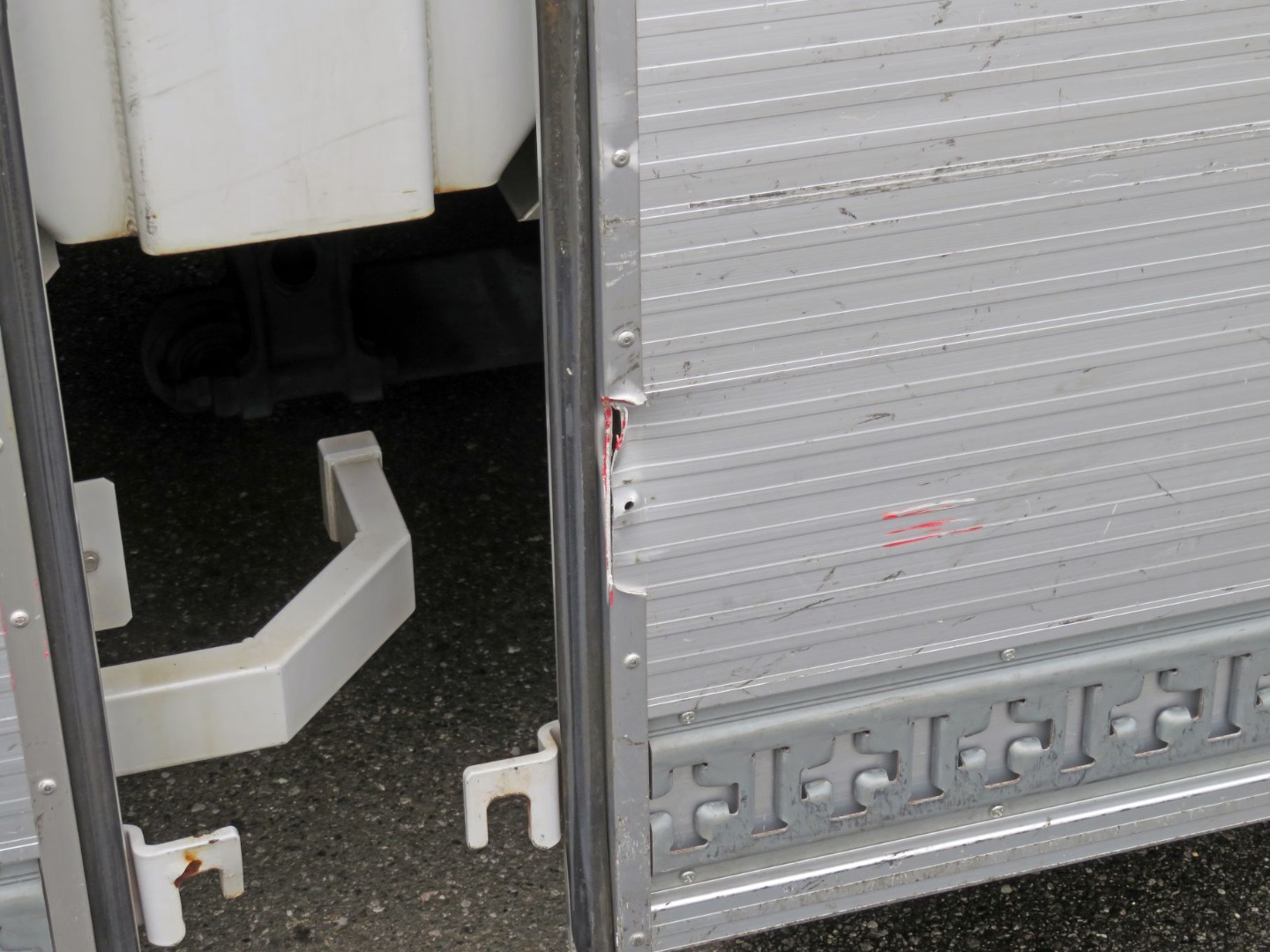 助手席側後方のあおり内側に破れ箇所があります。|日野 レンジャー 2KG-FD2ABG(2WD)の写真32