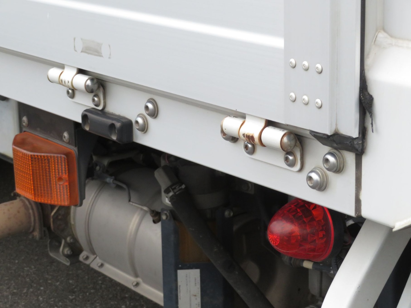 運転席側あおり丁番にキズ・サビがあります。|日野 レンジャー 2KG-FD2ABG(2WD)の写真36