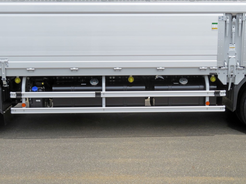 燃料タンクは300Lと200Lです。|日野 プロフィア 2DG-FW1AHCの写真11