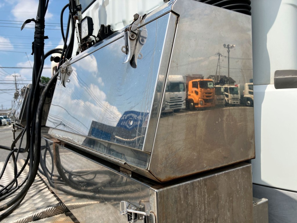 運転席側工具箱に少し凹みがあります。|三菱 スーパーグレート 2RG-FP74HERの写真19