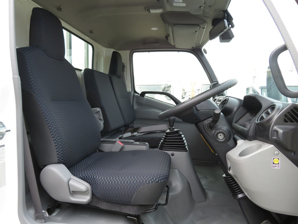 乗車定員は3名です。|日野 デュトロ 2WG-XZU721M(2WD)の写真6