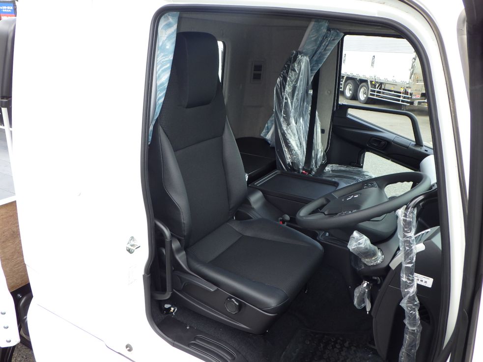 乗車定員は２名です。|三菱 ファイター 2KG-FK62F(2WD)の写真6
