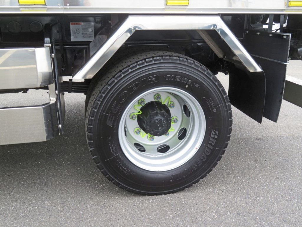 リアフェンダーはステンレス製です。|日野 レンジャー 2KG-FE2ACA(2WD)の写真20