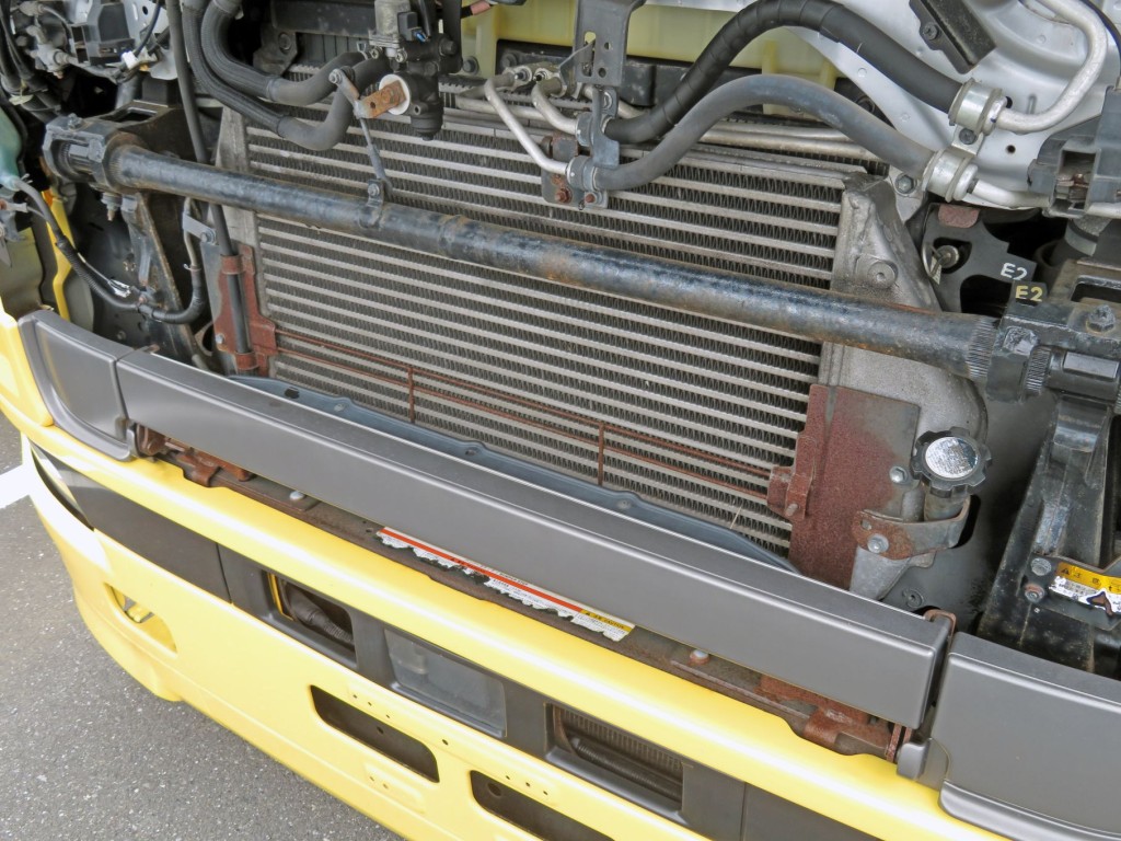 インタークーラーのステーにサビがあります。|日野 プロフィア QPG-SS1EKDGの写真14