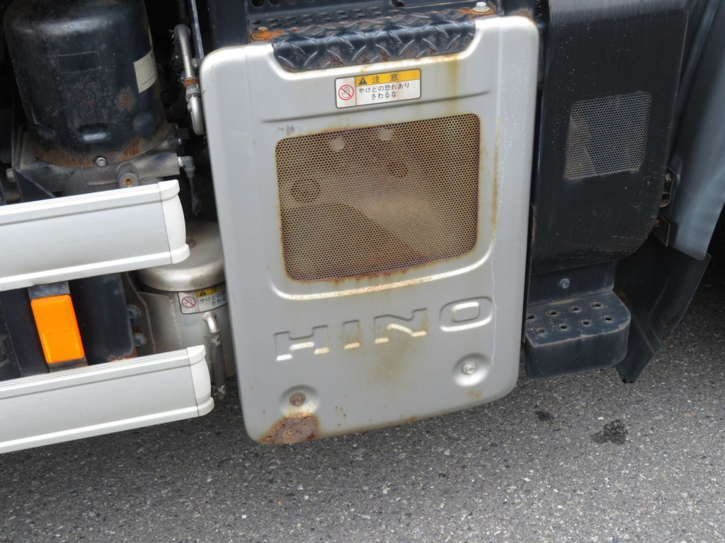 マフラーカバーにサビ・腐食があります。|日野 プロフィア QPG-SS1EKDGの写真17