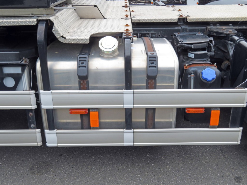 燃料タンクは330Lです。|日野 プロフィア QPG-SS1EKDGの写真24