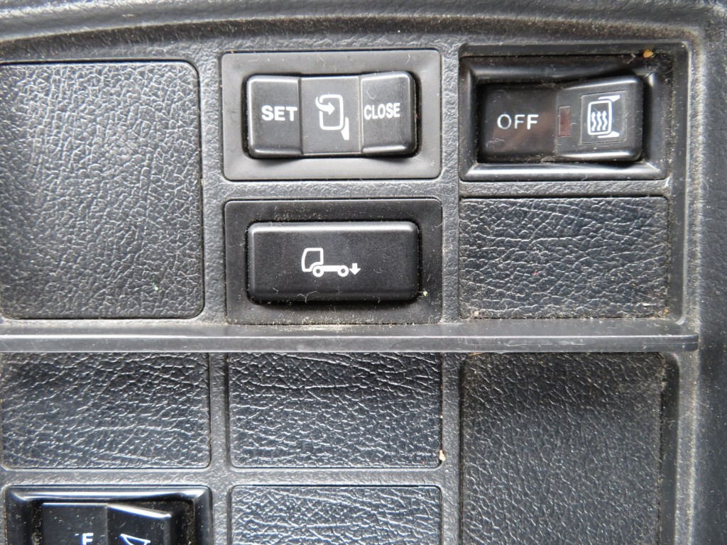 エアサスの操作スイッチです。(ボタンを押している間のみ車高が下がります)|日野 プロフィア QPG-SS1EKDGの写真26