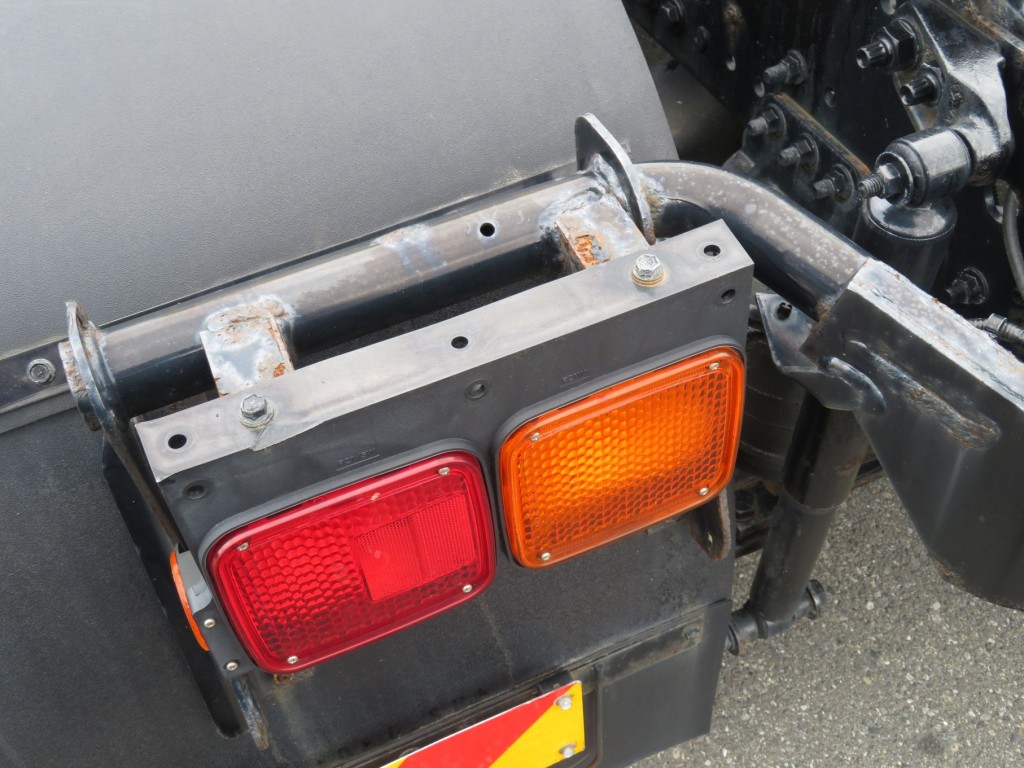 助手席側テールランプステーに軽いサビがあります。|日野 プロフィア QPG-SS1EKDGの写真40