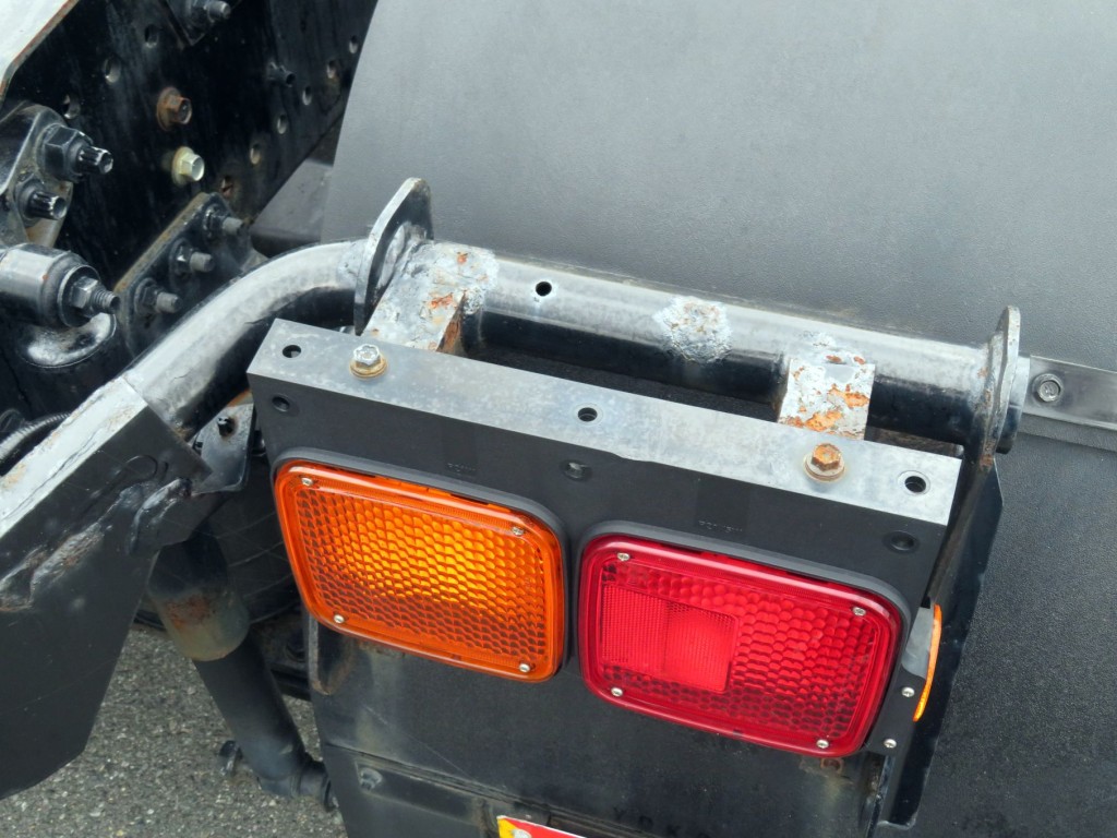 運転席側テールランプステーに軽いサビがあります。|日野 プロフィア QPG-SS1EKDGの写真41