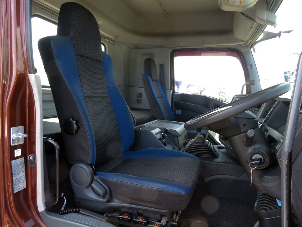 運転席座面にヘタリがあります。|いすゞ ギガ 2KG-EXD52CDの写真6