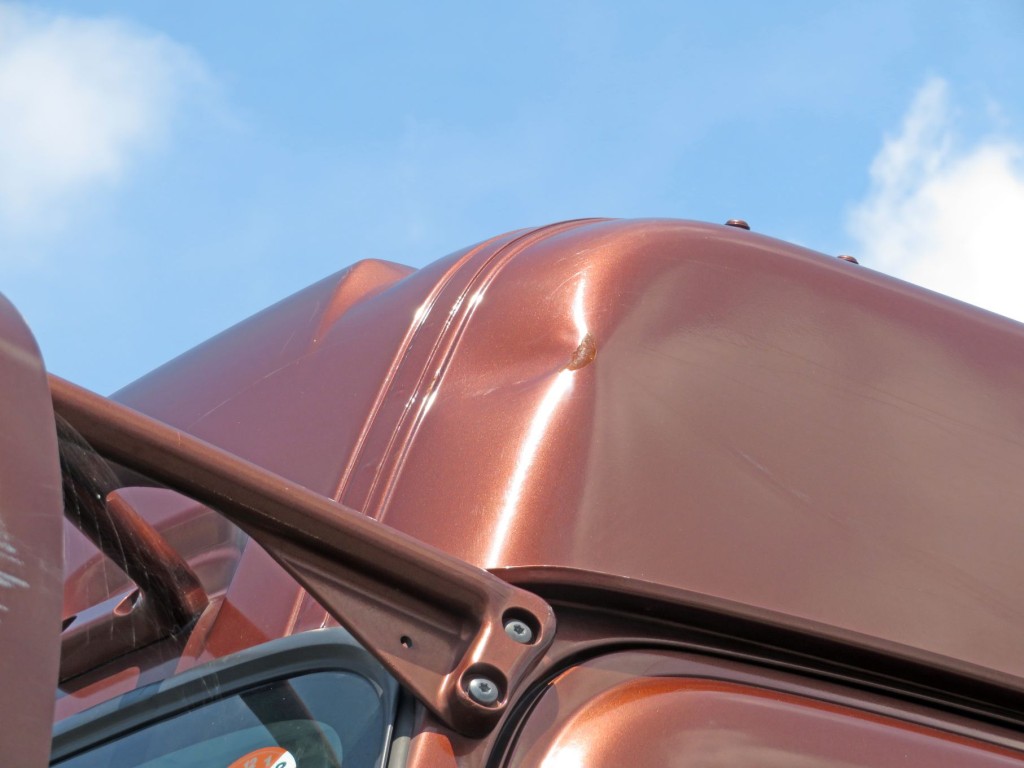 ルーフ前面の助手席側にヘコミがあります。|いすゞ ギガ 2KG-EXD52CDの写真14