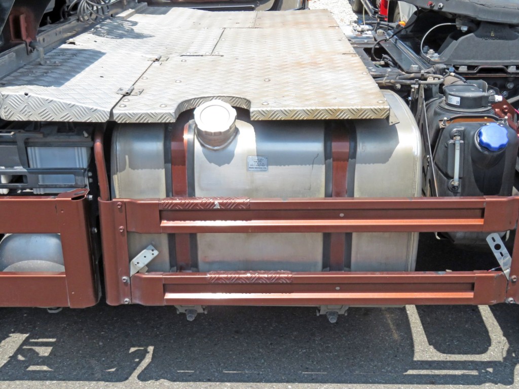 燃料タンクは370Lです。|いすゞ ギガ 2KG-EXD52CDの写真23