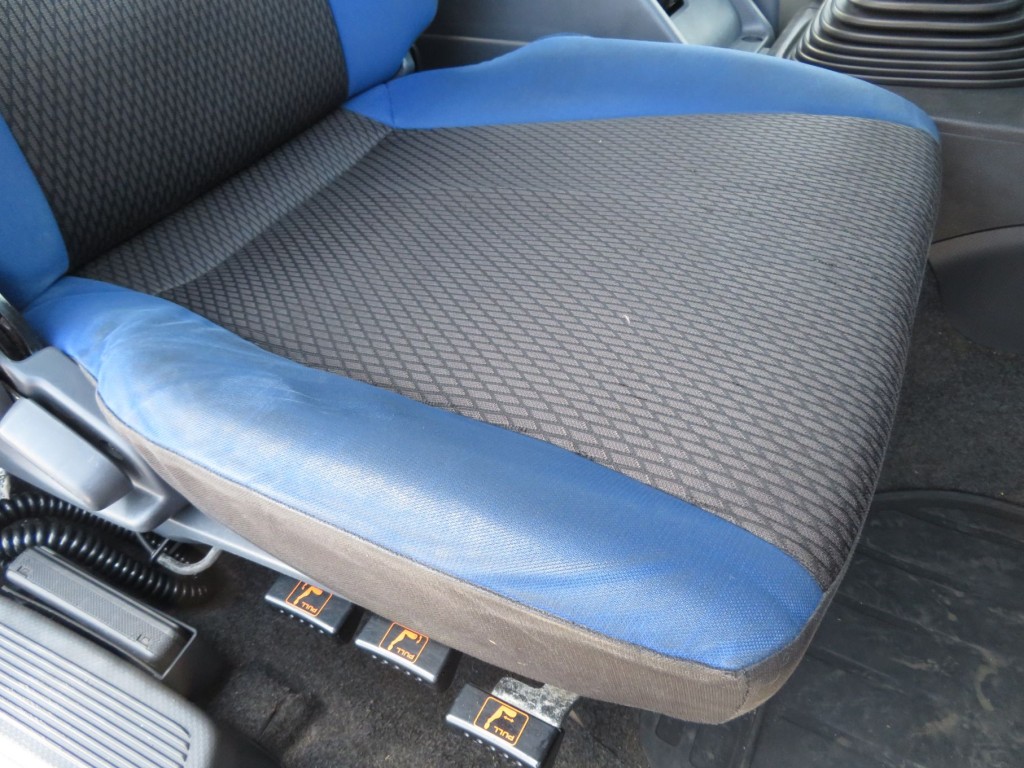 運転席座面の状態です。|いすゞ ギガ 2KG-EXD52CDの写真30