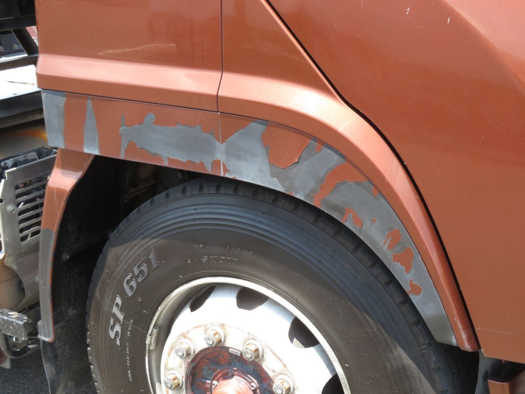 運転席側フロントフェンダーに塗装剥がれ箇所があります。|いすゞ ギガ 2KG-EXD52CDの写真35