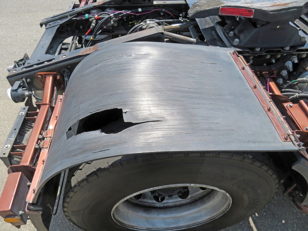 運転席側リアフェンダーにスリキズ・破れがあります。|いすゞ ギガ 2KG-EXD52CDの写真40