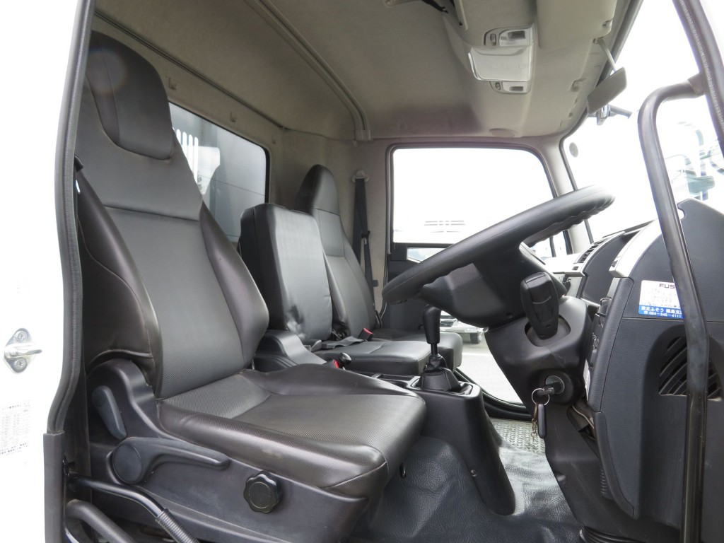 乗車定員は3名です。|三菱 ファイター 2KG-FK72F(2WD)の写真6