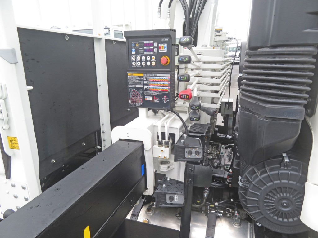 アウトリガーは差し違い式です。|日野 レンジャー 2KG-FE2ACAの写真10
