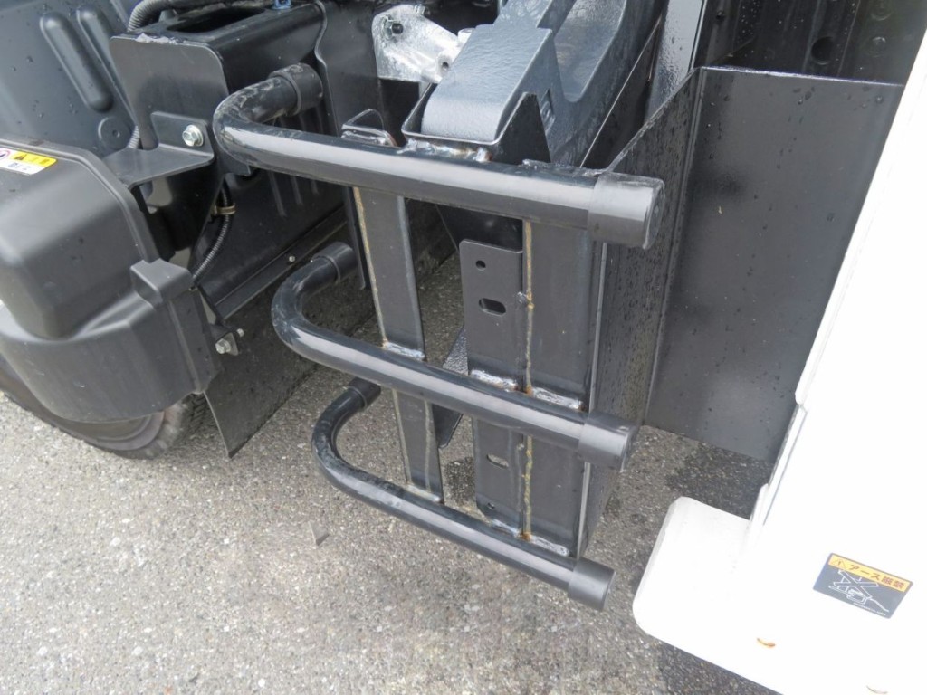 サイドバンパーに軽い置きサビがあります。(他の箇所にもあります)|日野 レンジャー 2KG-FE2ACAの写真24