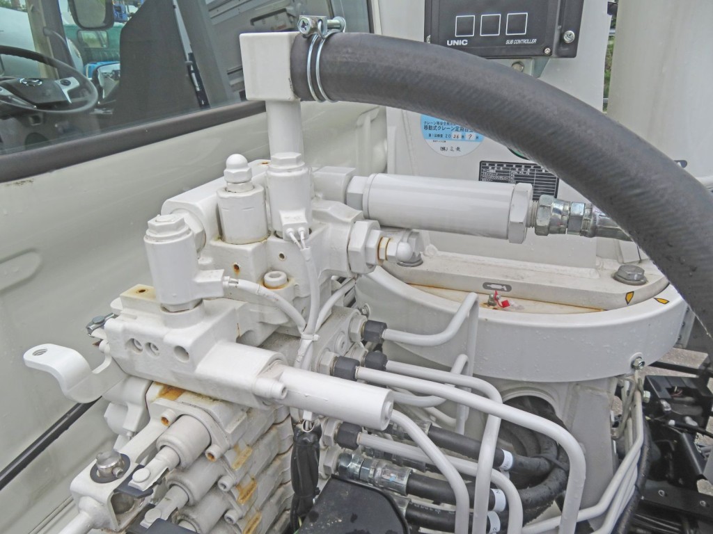 クレーンの配管に軽い置きサビがあります。|日野 レンジャー 2KG-FE2ACAの写真25