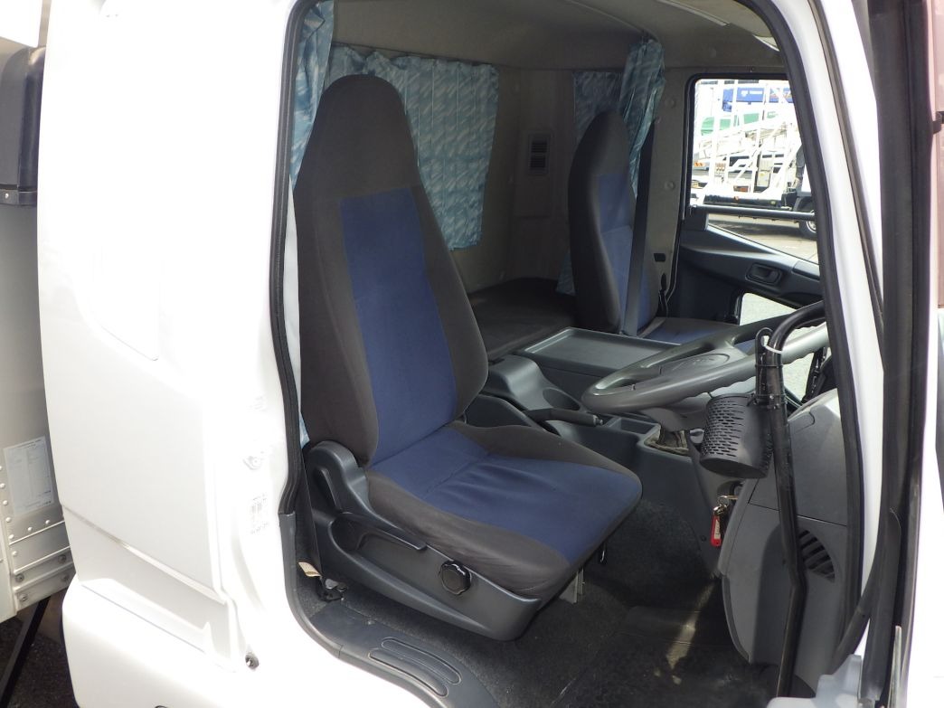乗車定員は2名です。|三菱 ファイター TKG-FK61F(2WD)の写真6
