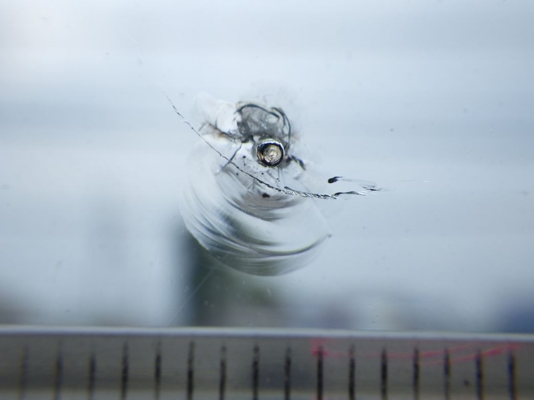 フロントガラスに飛び石キズがあります。|三菱 ファイター TKG-FK61F(2WD)の写真12