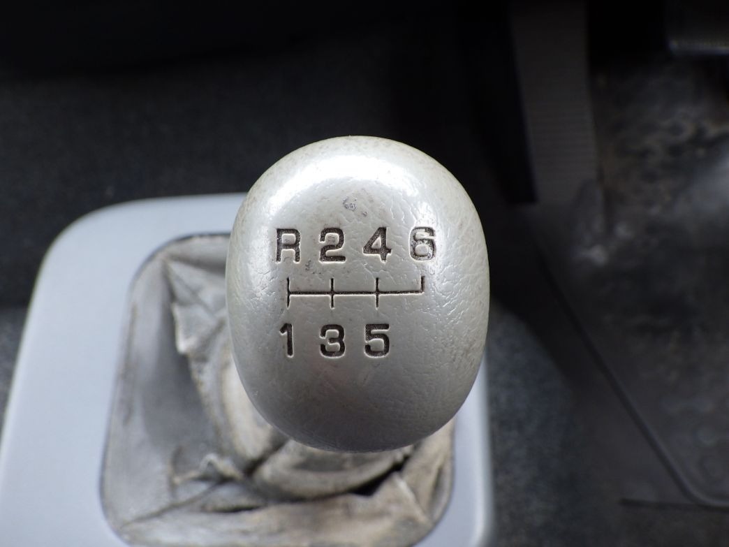 MT6速です。|三菱 ファイター TKG-FK61F(2WD)の写真15