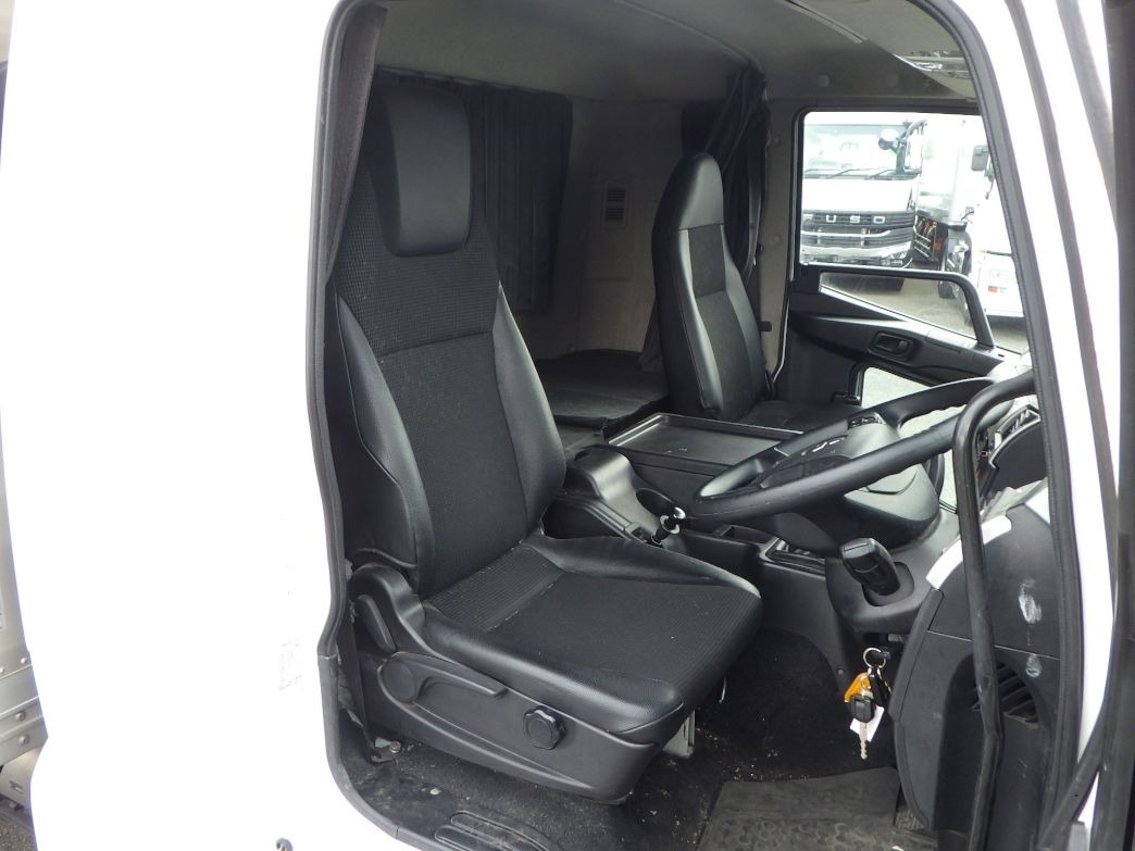乗車定員は2名です。|三菱 ファイター 2KG-FK62F(2WD)の写真6