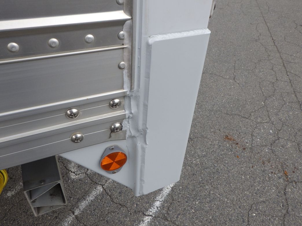 ボディー後方の両サイドに補修跡があります。|三菱 ファイター 2KG-FK62F(2WD)の写真26
