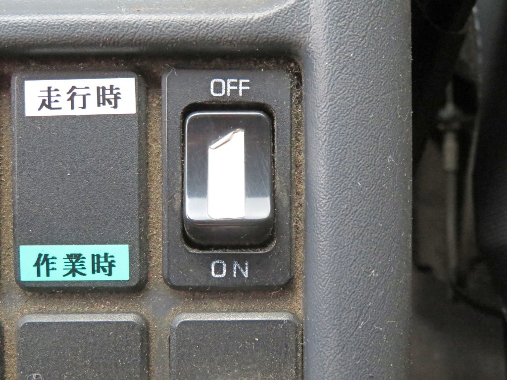 リアバンパーの操作スイッチです。|いすゞ フォワード 2RG-FTR90U2の写真27