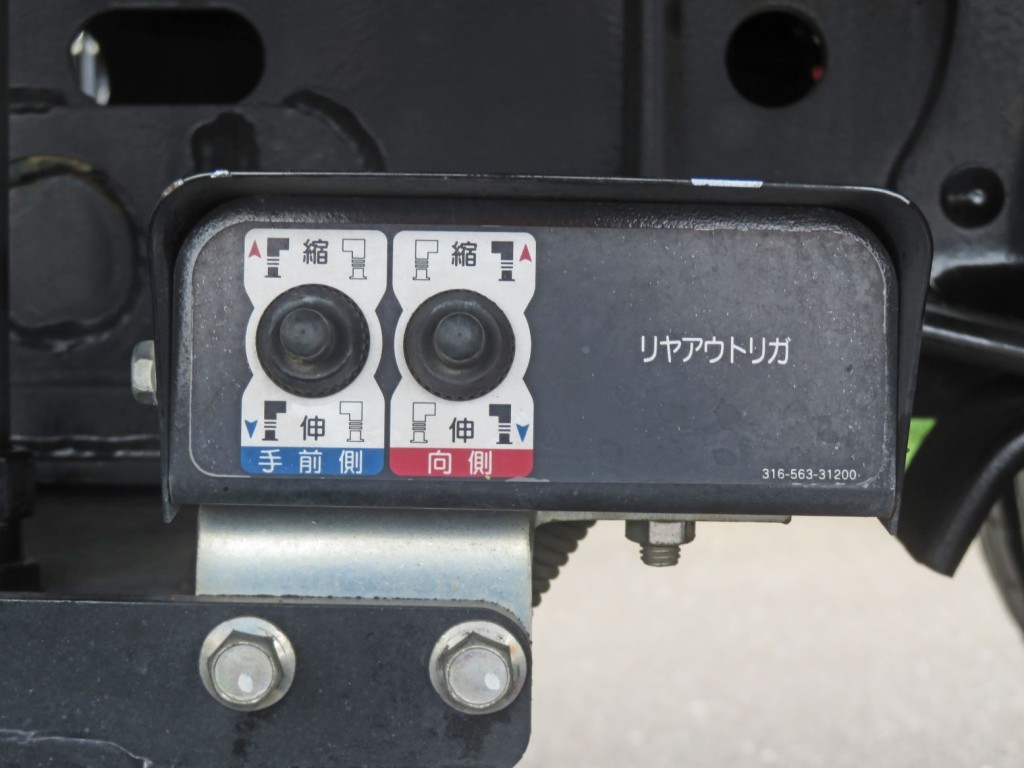 リアアウトリガーの操作スイッチです。|いすゞ フォワード 2RG-FSR90S2の写真18