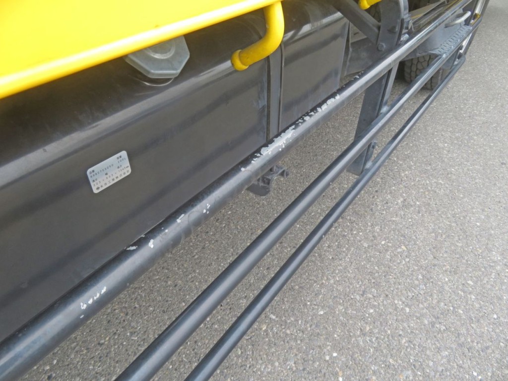 助手席側サイドバンパー各所にキズがあります。(運転席側も同様です)|いすゞ フォワード 2RG-FSR90S2の写真36