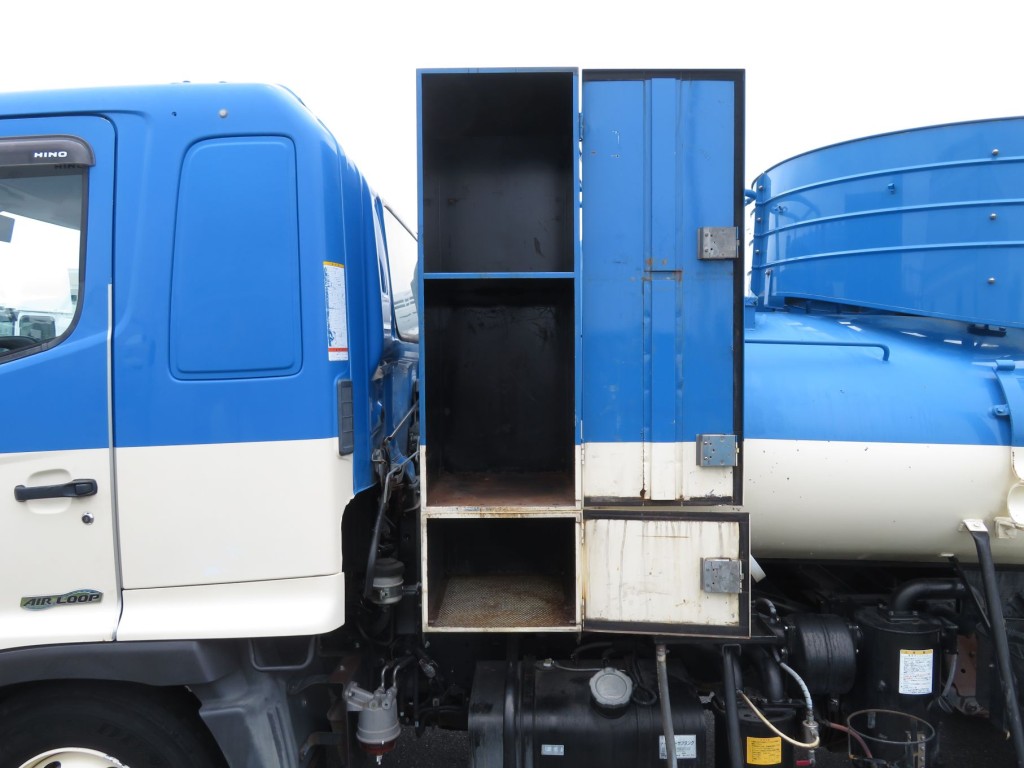 助手席側に物入れが付いています。|日野 レンジャー TKG-FD9JEAA(2WD)の写真13