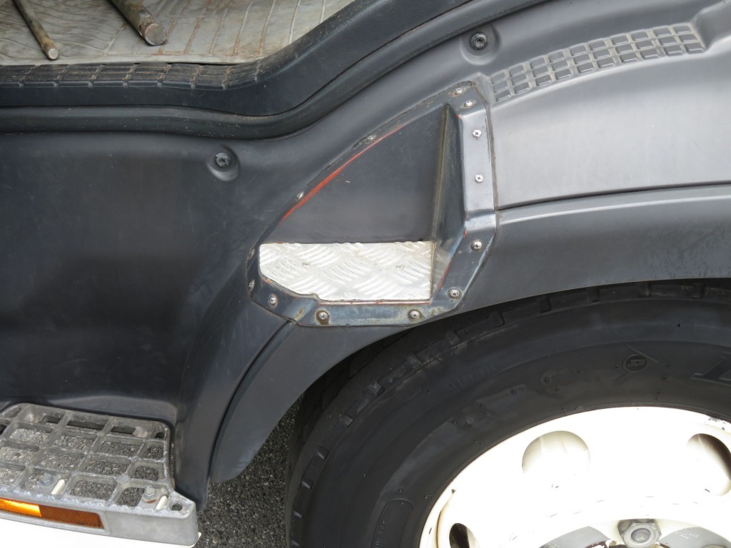 フロントフェンダーにステップ加工がされています。(運転席側も同様です)|日野 レンジャー TKG-FD9JEAA(2WD)の写真18