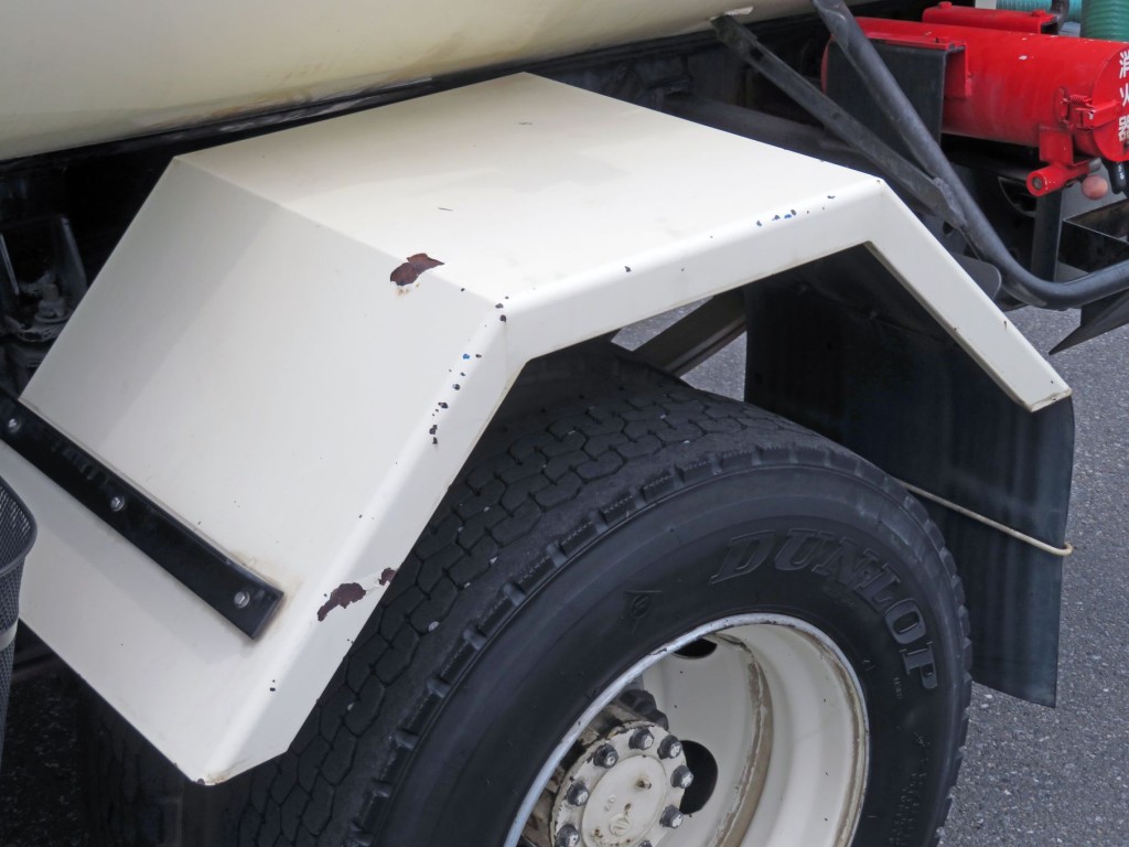 助手席側リアフェンダーに細かいサビがあります。|日野 レンジャー TKG-FD9JEAA(2WD)の写真22