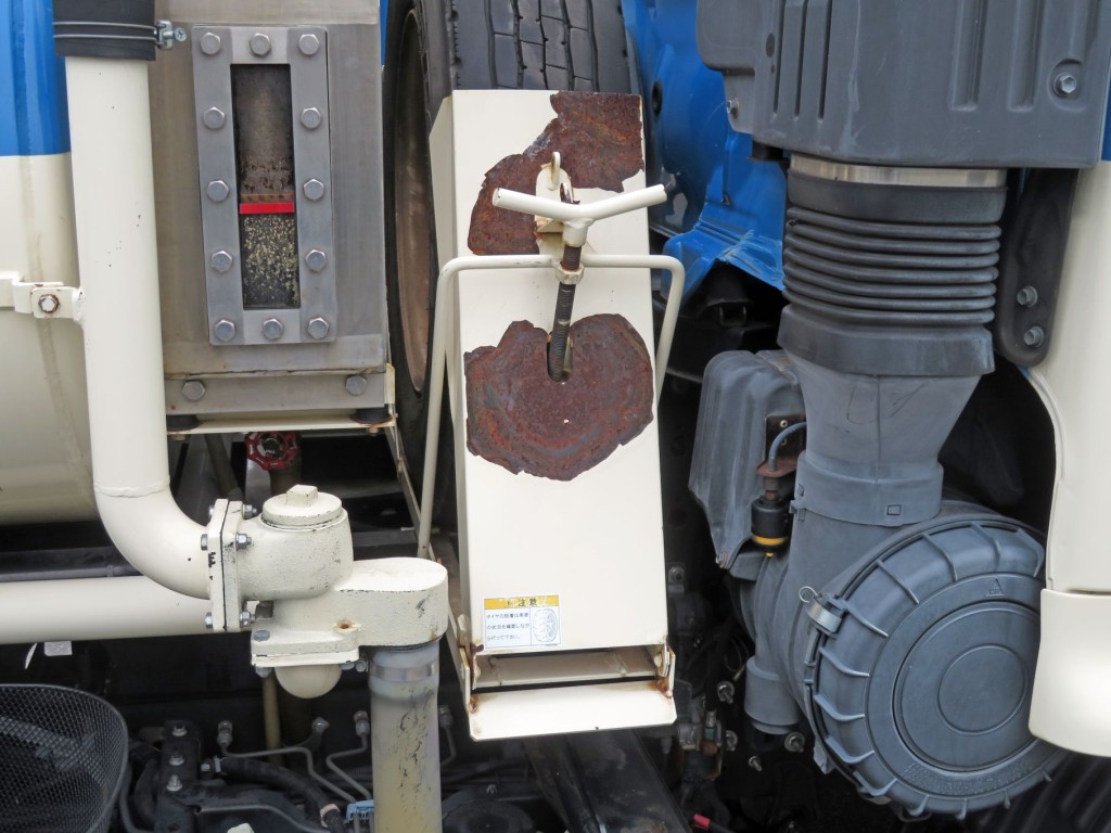 スペアタイヤラックにサビがあります。|日野 レンジャー TKG-FD9JEAA(2WD)の写真35