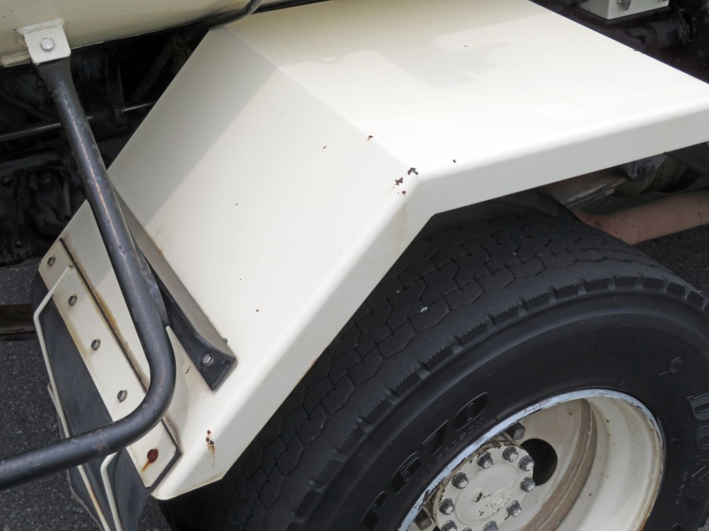 運転席側リアフェンダーに細かいキズがあります。|日野 レンジャー TKG-FD9JEAA(2WD)の写真38