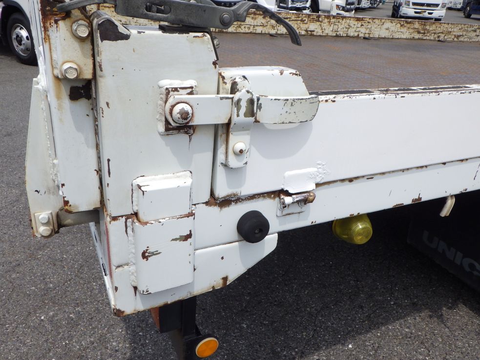 ボディー後方の両サイドにキズ・サビがあります。|三菱 キャンター SKG-FEB90(2WD)の写真42