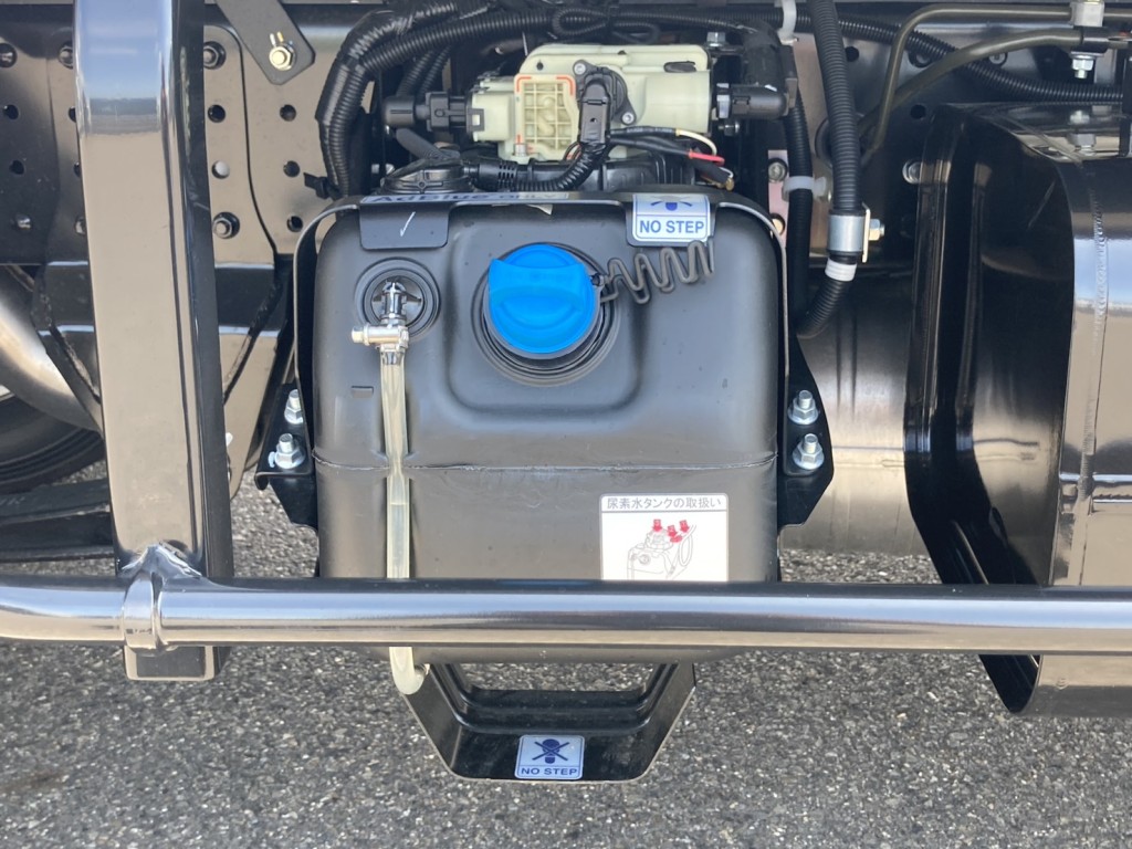アドブルータンクです。|三菱 キャンター 2RG-FBAV0(4WD)の写真34