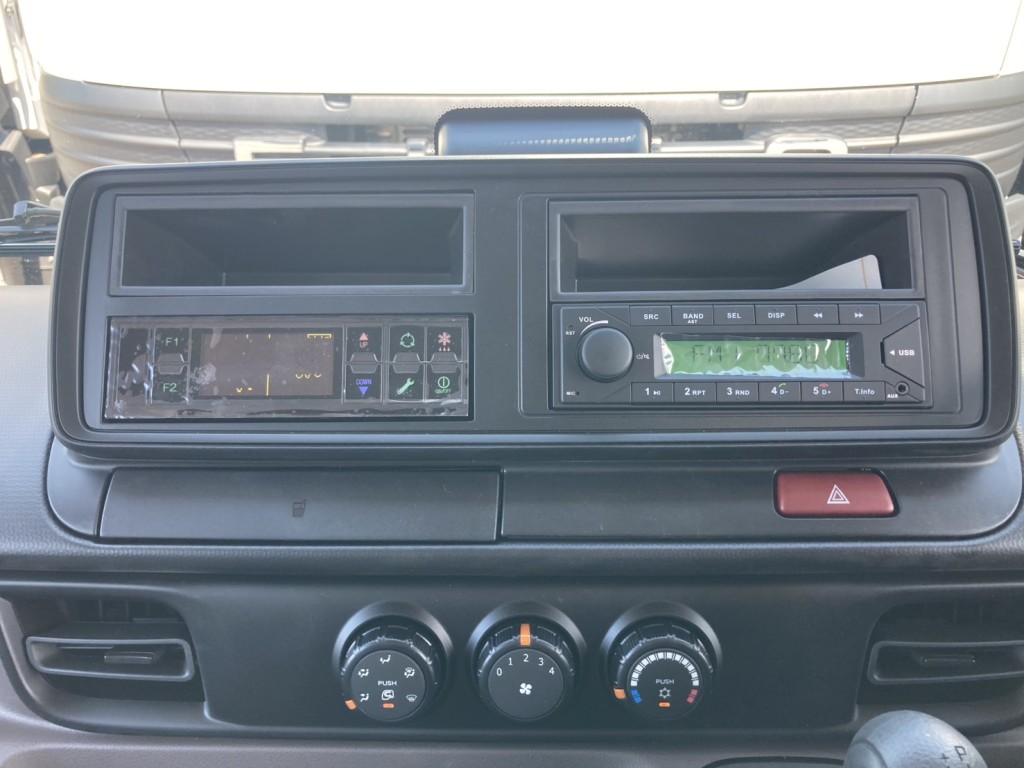 インパネ周りです。|三菱 キャンター 2RG-FBAV0(4WD)の写真36