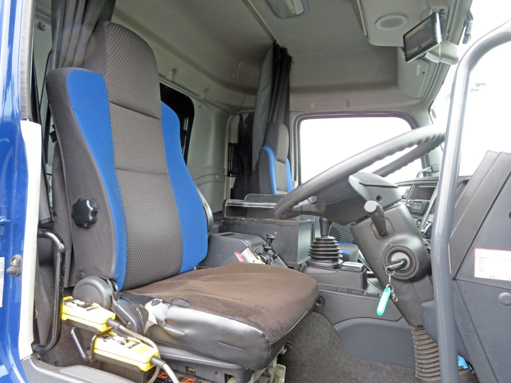 運転席座面にヘタリ・破れがあります。|いすゞ ギガ 2DG-CYZ52CMQの写真6
