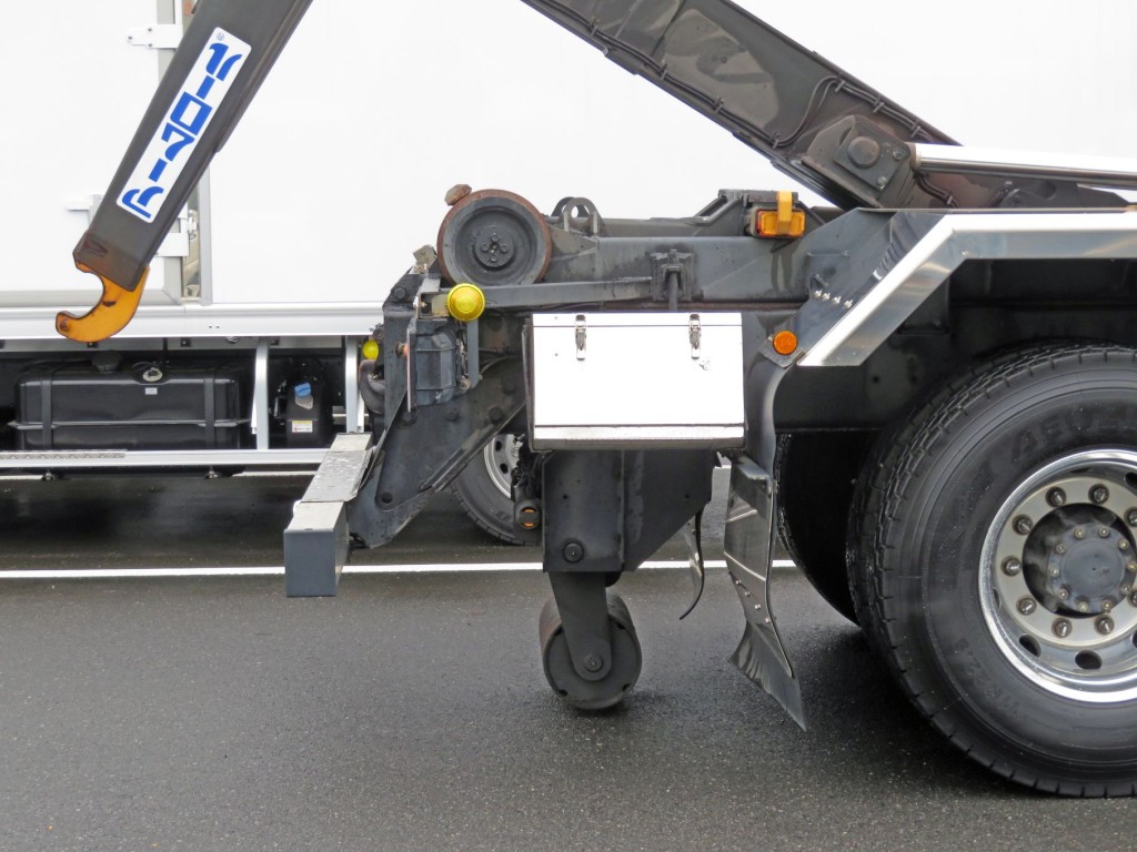 リアジャッキは油圧式です。|いすゞ ギガ 2DG-CYZ52CMQの写真10