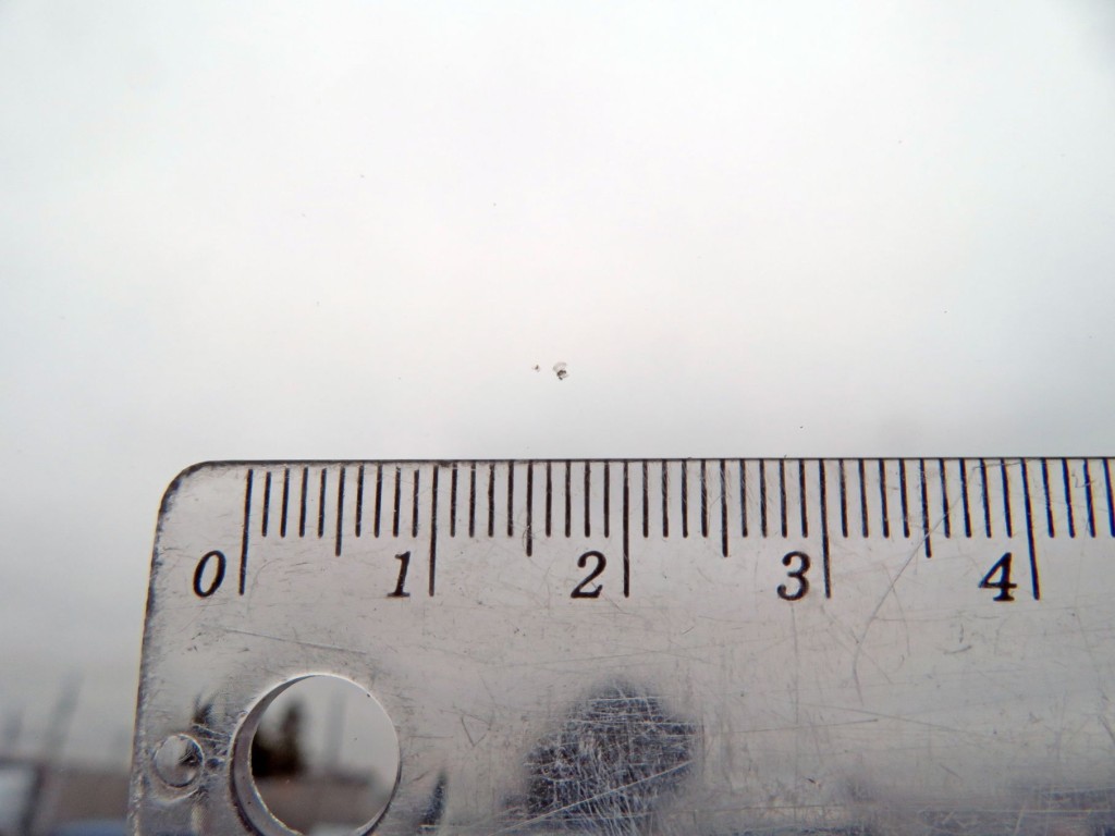 フロントガラス中央上部に小キズがあります。|いすゞ ギガ 2DG-CYZ52CMQの写真16
