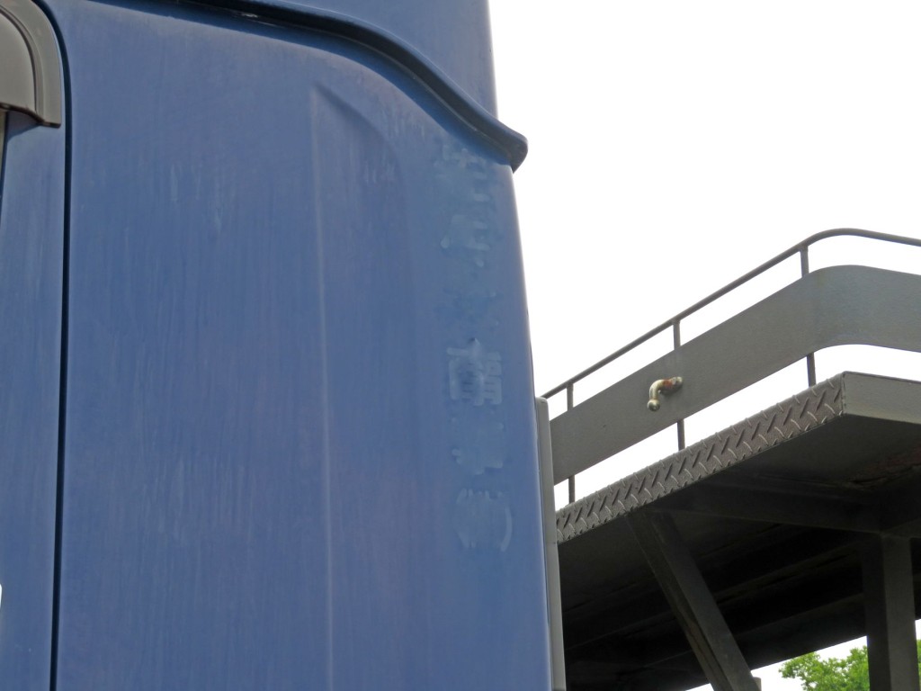 助手席側クォーターパネルに看板日焼け跡があります。|いすゞ ギガ 2DG-CYZ52CMQの写真18