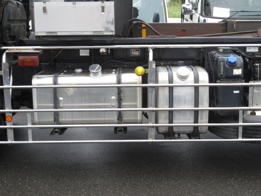 燃料タンクは300Lと200Lが付いています。|いすゞ ギガ 2DG-CYZ52CMQの写真21
