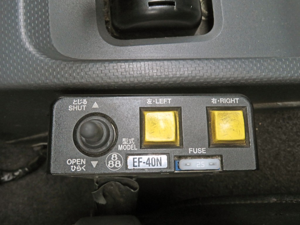コンテナコボレーン用の操作スイッチです。|いすゞ ギガ 2DG-CYZ52CMQの写真24