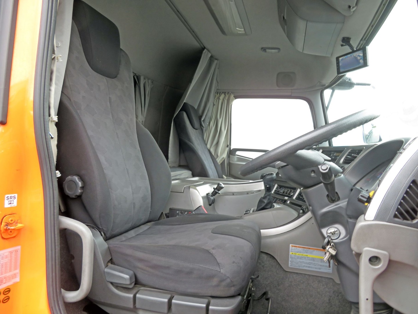 運転席座面にヘタリ・破れがあります。|UDトラックス クオン QKG-CG5ZAの写真6
