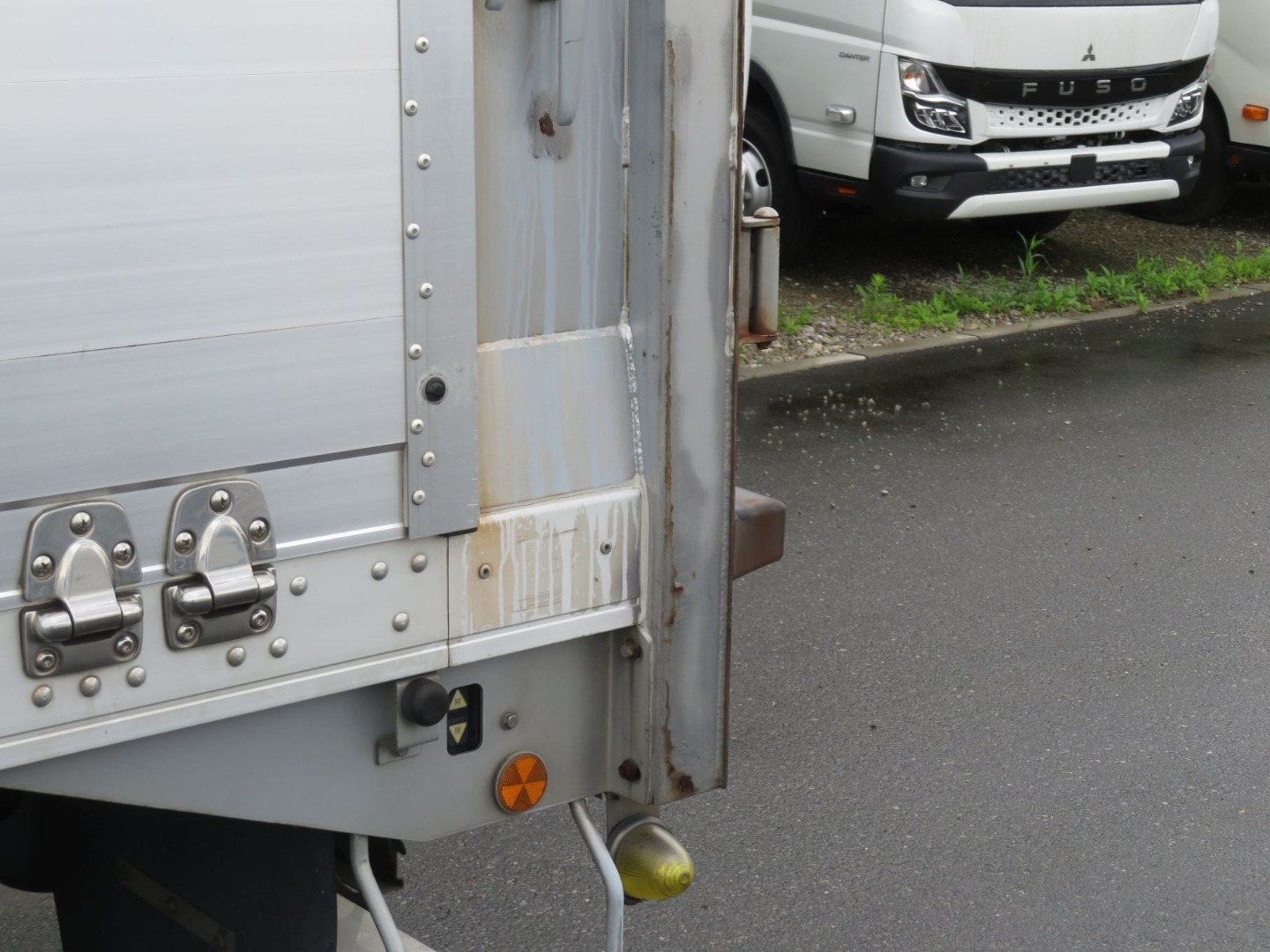 助手席側門口側面下部にキズ・サビがあります。|UDトラックス クオン QKG-CG5ZAの写真46